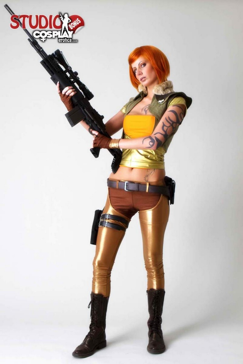 Tina Cosplaying The Siren