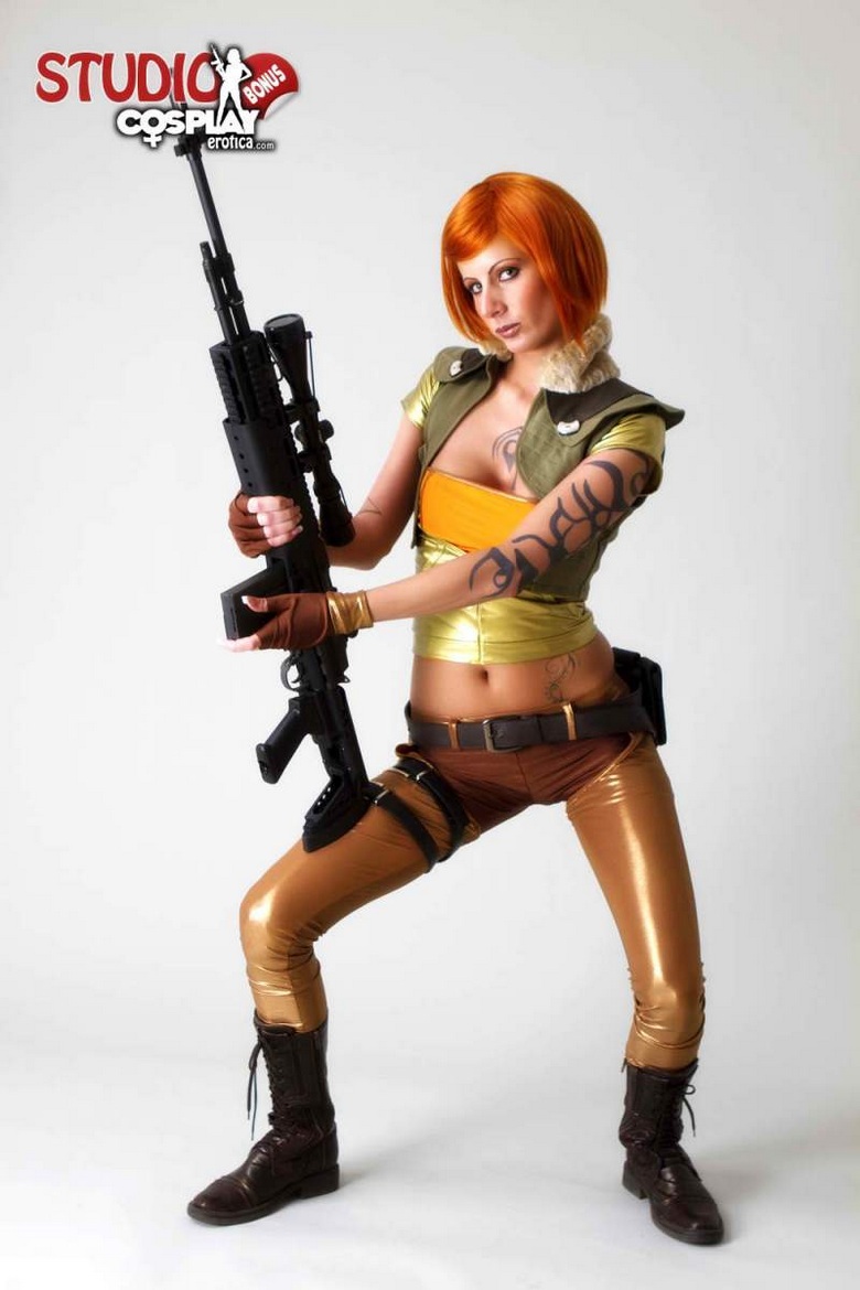 Tina Cosplaying The Siren