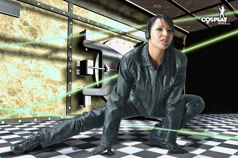 Mea Lee Cosplaying The Thief