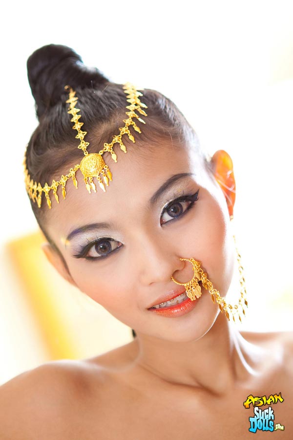 Petite Thai babe in authentic dress