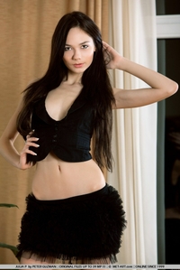 Julia shows her pussy