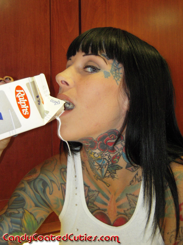 Smokin hot tattooed babe