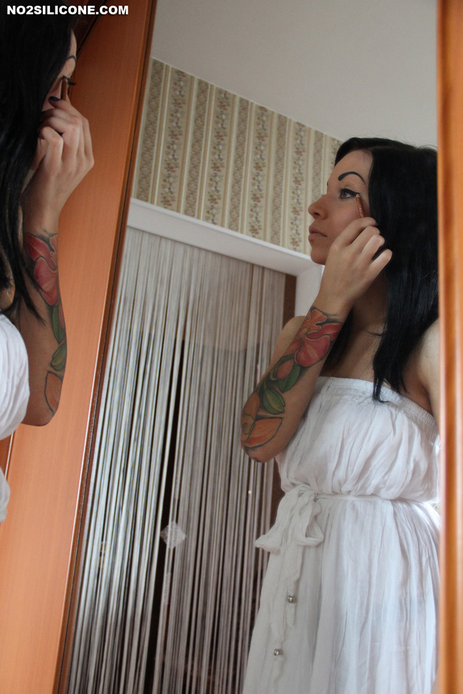 Iona reveals her natural big breasts