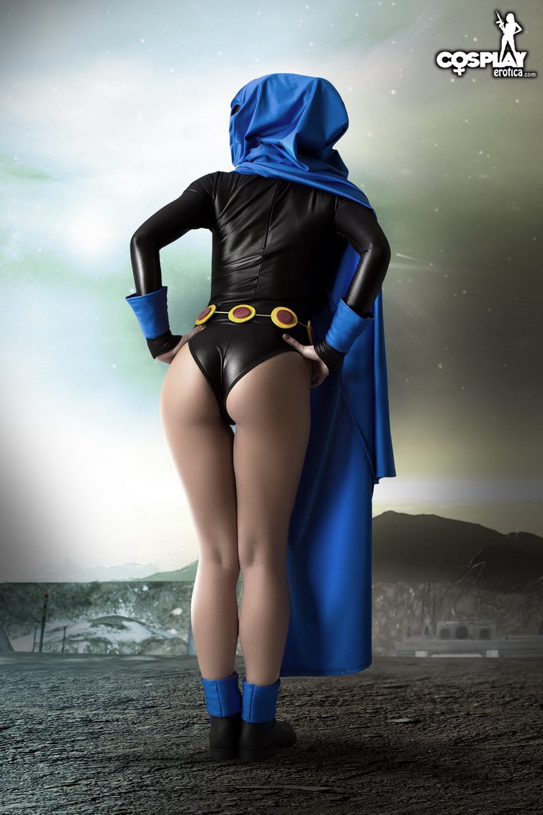 Cosplay babe Devorah in Titanium