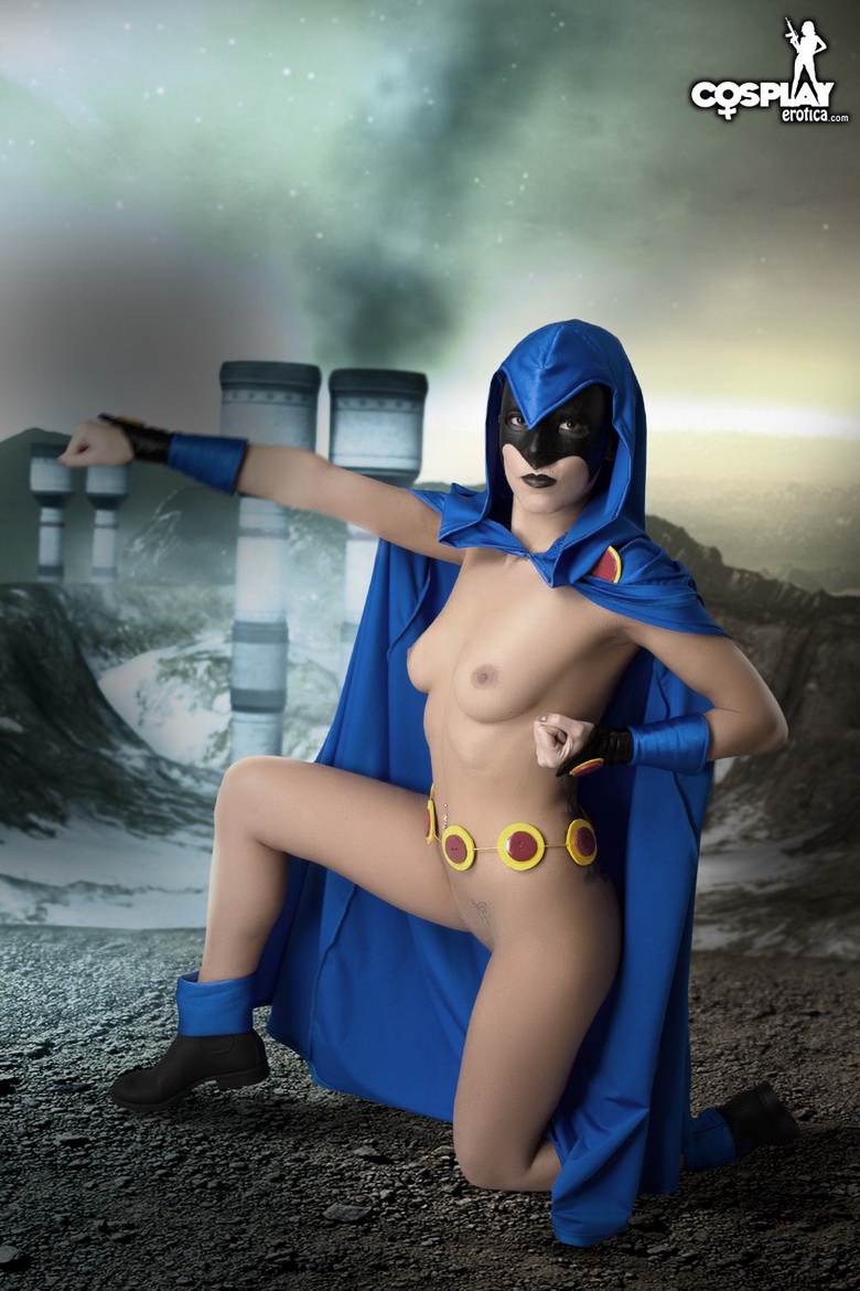 Cosplay babe Devorah in Titanium