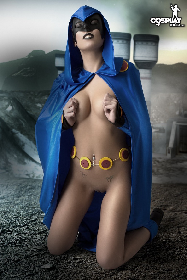 Cosplay babe Devorah in Titanium
