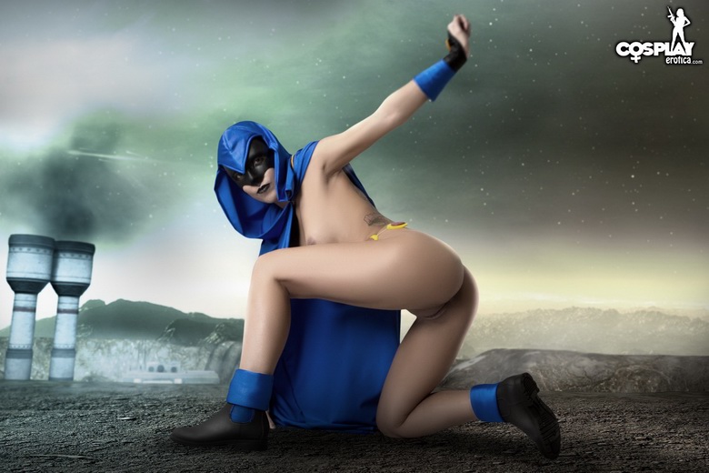Cosplay babe Devorah in Titanium