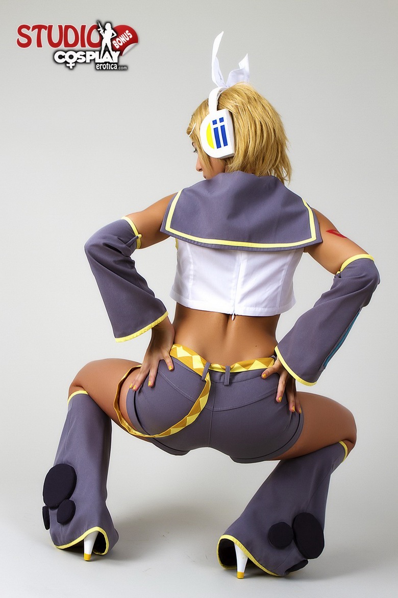 Cosplay Babe Shelly Synthesizing