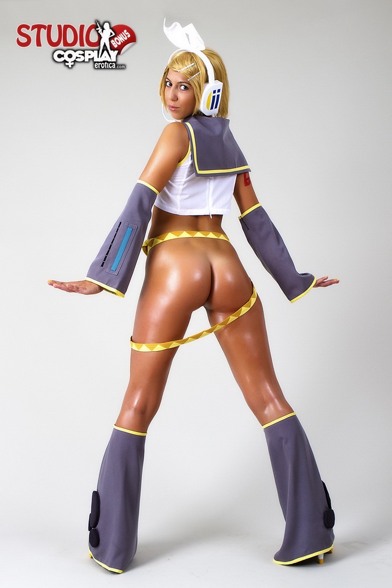 Cosplay Babe Shelly Synthesizing