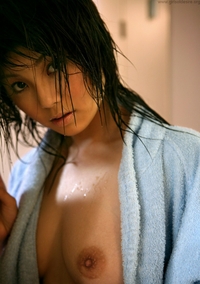Azumi Harusaki takes a hot shower