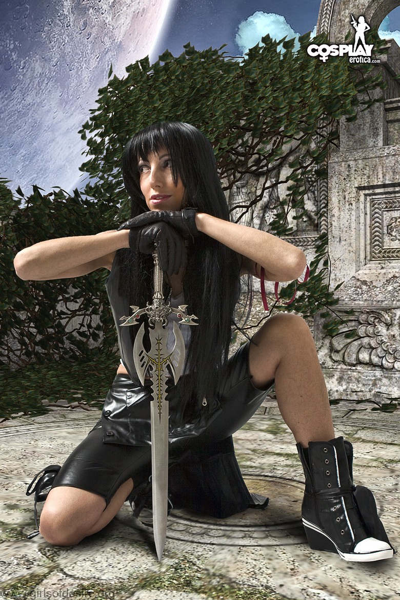 Cosplay babe Angela As Black Snake
