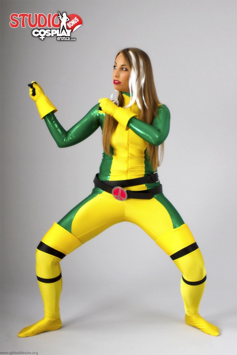 Liuna cosplaying Rogue from X-men