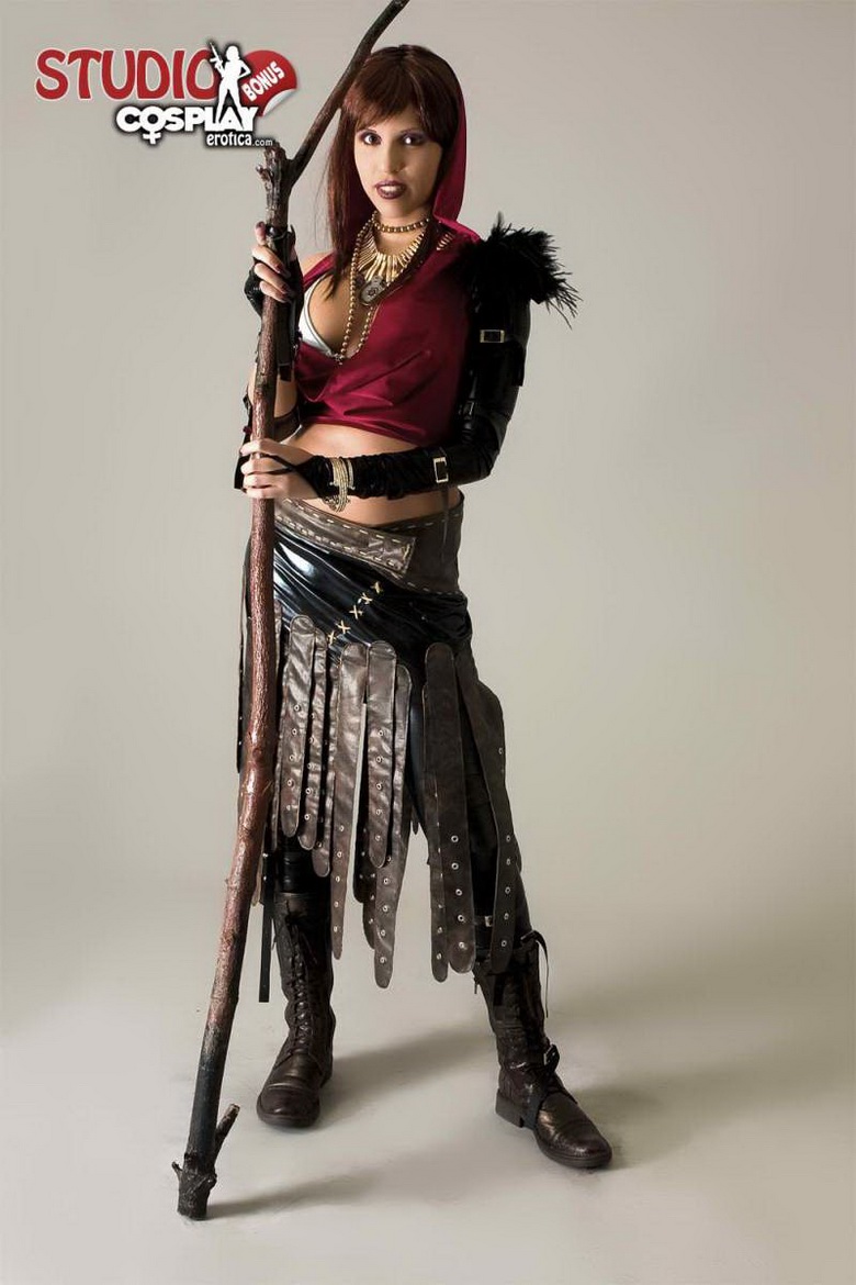 Analia cosplaying Druid