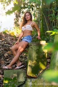 Undressing Allegra