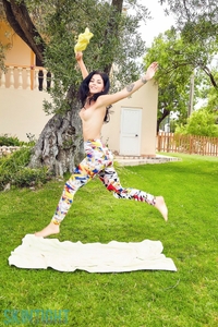 Aemelia Fox in Garden Stretch