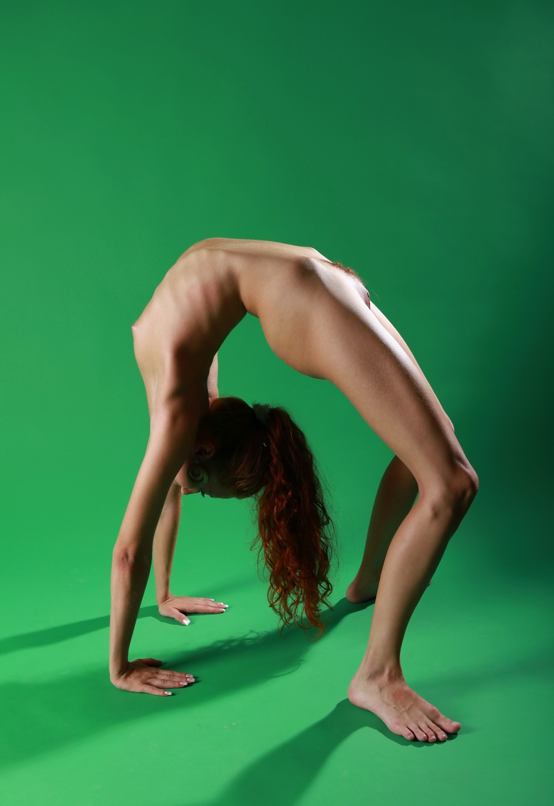 Kesy in green studio