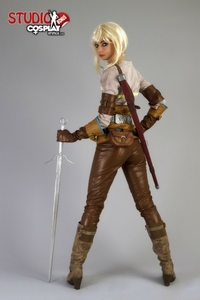 Leyla Cosplaying Ciri