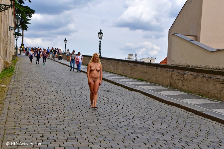 Jessicca walking naked